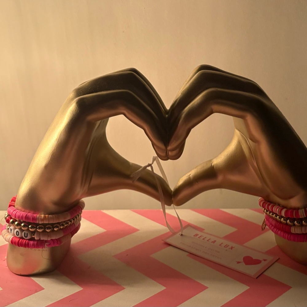 Bella Luxx Gold Hand Sculpture 🫶🏼